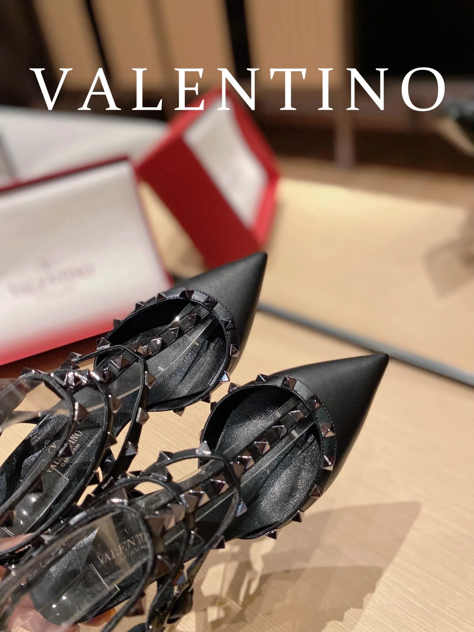 👟👟Ex-factory price 560👟👟 Women's shoes, women's clothing 𝙑𝙖𝙡𝙚𝙣𝙩𝙞𝙣𝙤/Valentino𝙑𝙏 🎁Latest colors😍ʚ😊ɞ has been an Italian national treasure brand since the 1960s. Timeless and deeply rooted in people's hearts❤ Never out of date. One of the must-have items 〰 ɪɴѓᴏʀᴍᴀᴛɪᴏɴ 〰♡ There are many colors for you to choose from💝Original molded electric rivets (non-oxidized) High-end customized imported cowhide➠Mirror patent leather❗️Details in place🆚Exclusive color card💯Comfortable sheepskin lining✅Imported Italian leather outsole🇮🇹 Size: 35-39 (34.40.41.42) Also customized♡♡ Heel height: ➠6.5cm